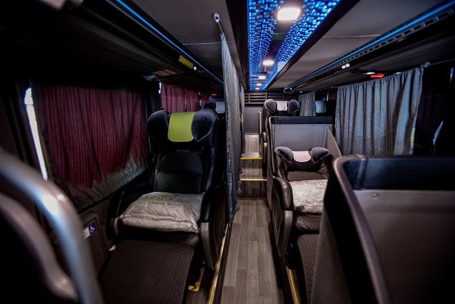 Ônibus Leito Movix, corredor com iluminação interna