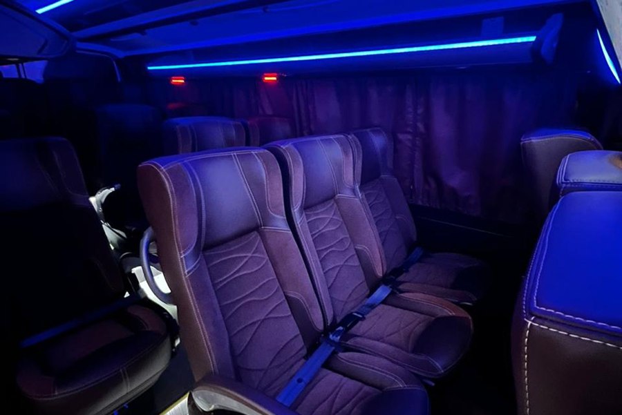 Van executiva Movix, interior com iluminação ambiente