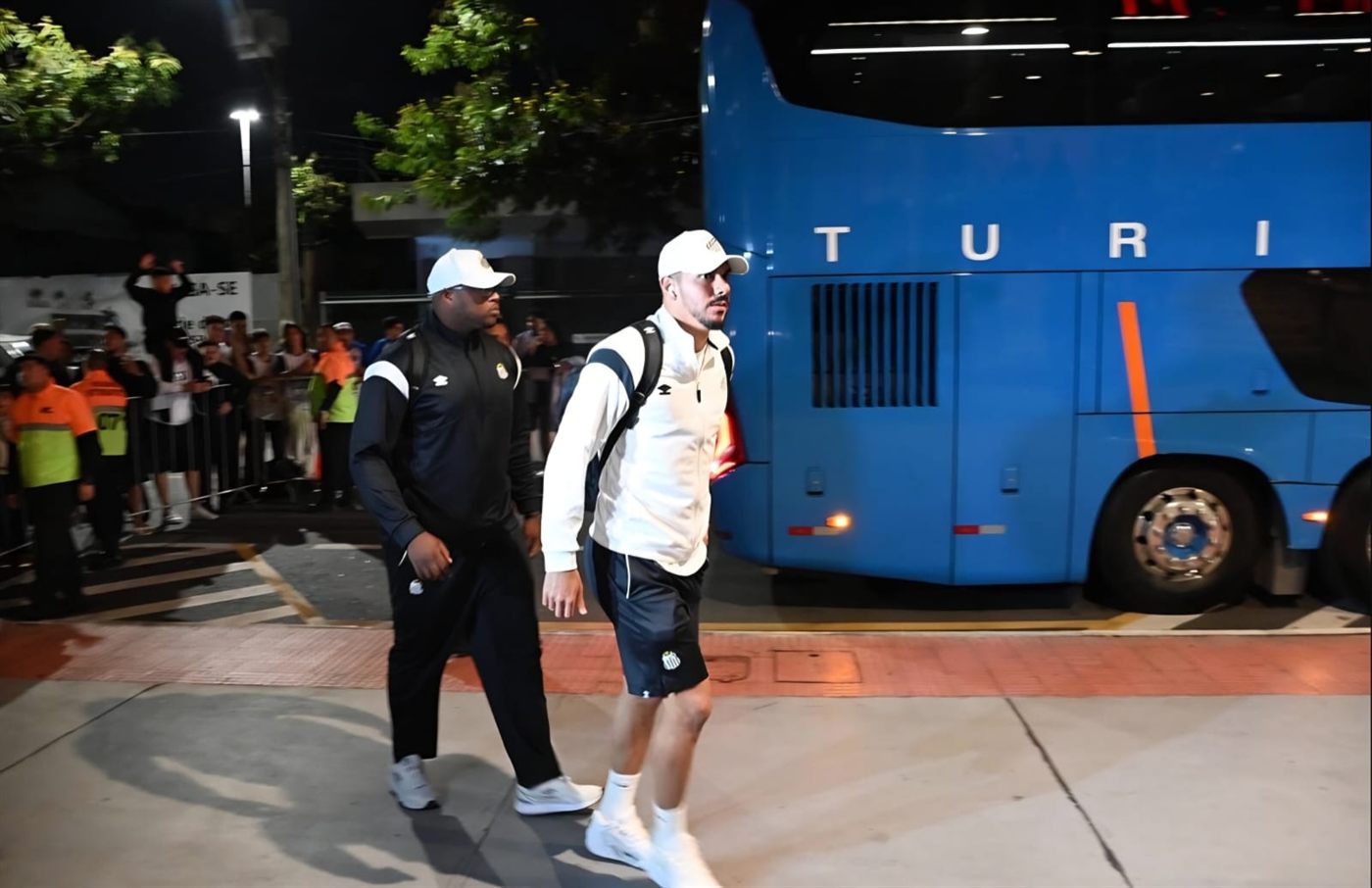 Ônibus de fretamento da Movix na chegada de um time de futebol