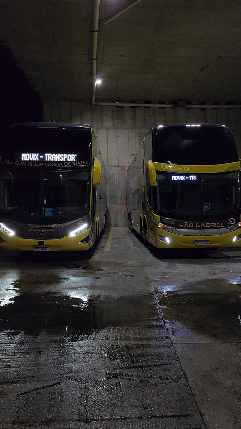 Frota de ônibus double-decker da Movix na garagem
