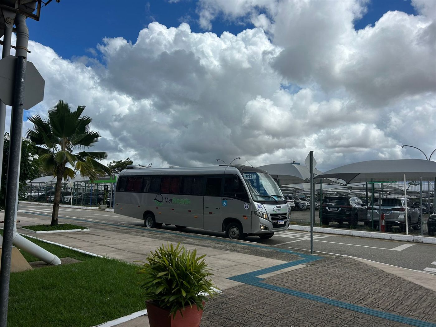 Micro-ônibus Movix em transfer de aeroporto