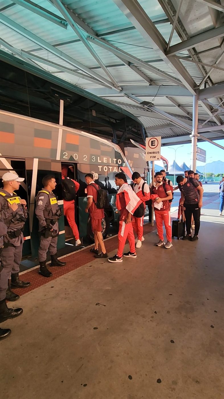 Embarque de equipe esportiva em ônibus leito da Movix