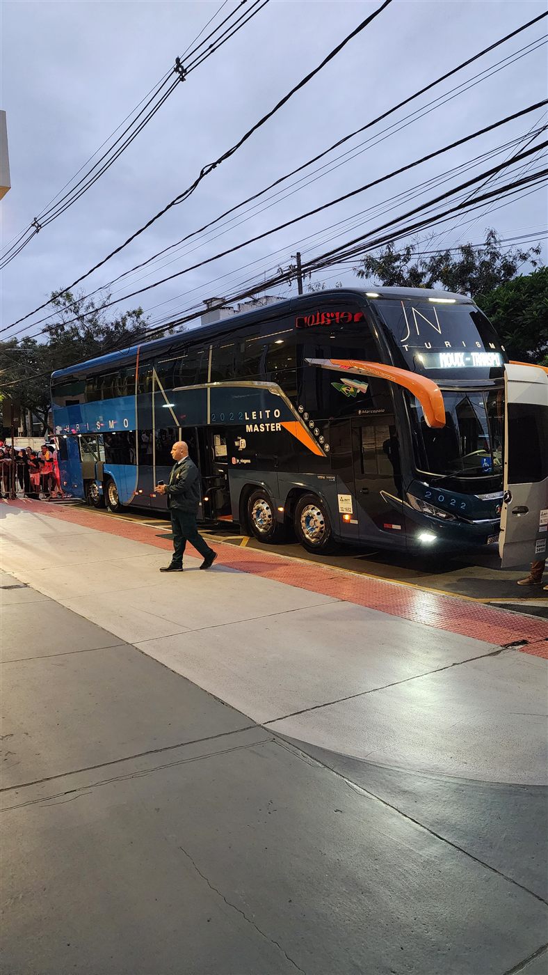 Ônibus leito da Movix em operação na rua