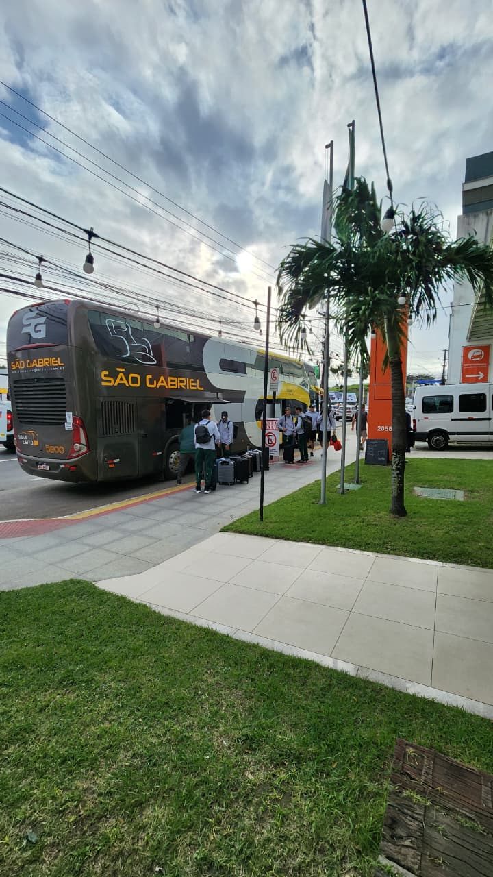 Ônibus de turismo Movix em embarque de grupo